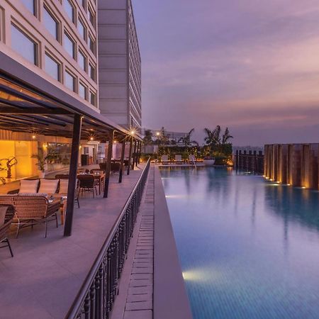 Holiday Inn New Delhi Mayur Vihar Noida By Ihg מראה חיצוני תמונה The swimming pool at the hotel