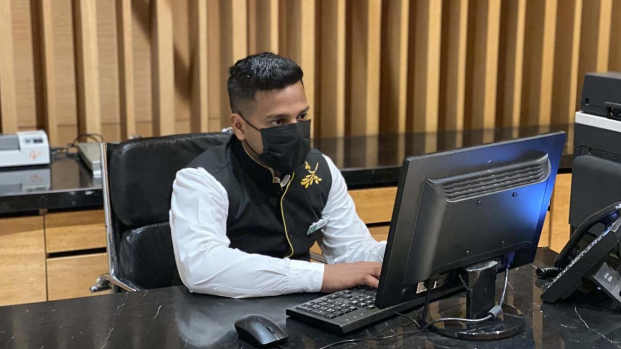 Holiday Inn New Delhi Mayur Vihar Noida By Ihg מראה חיצוני תמונה A government employee in Myanmar wearing a face mask