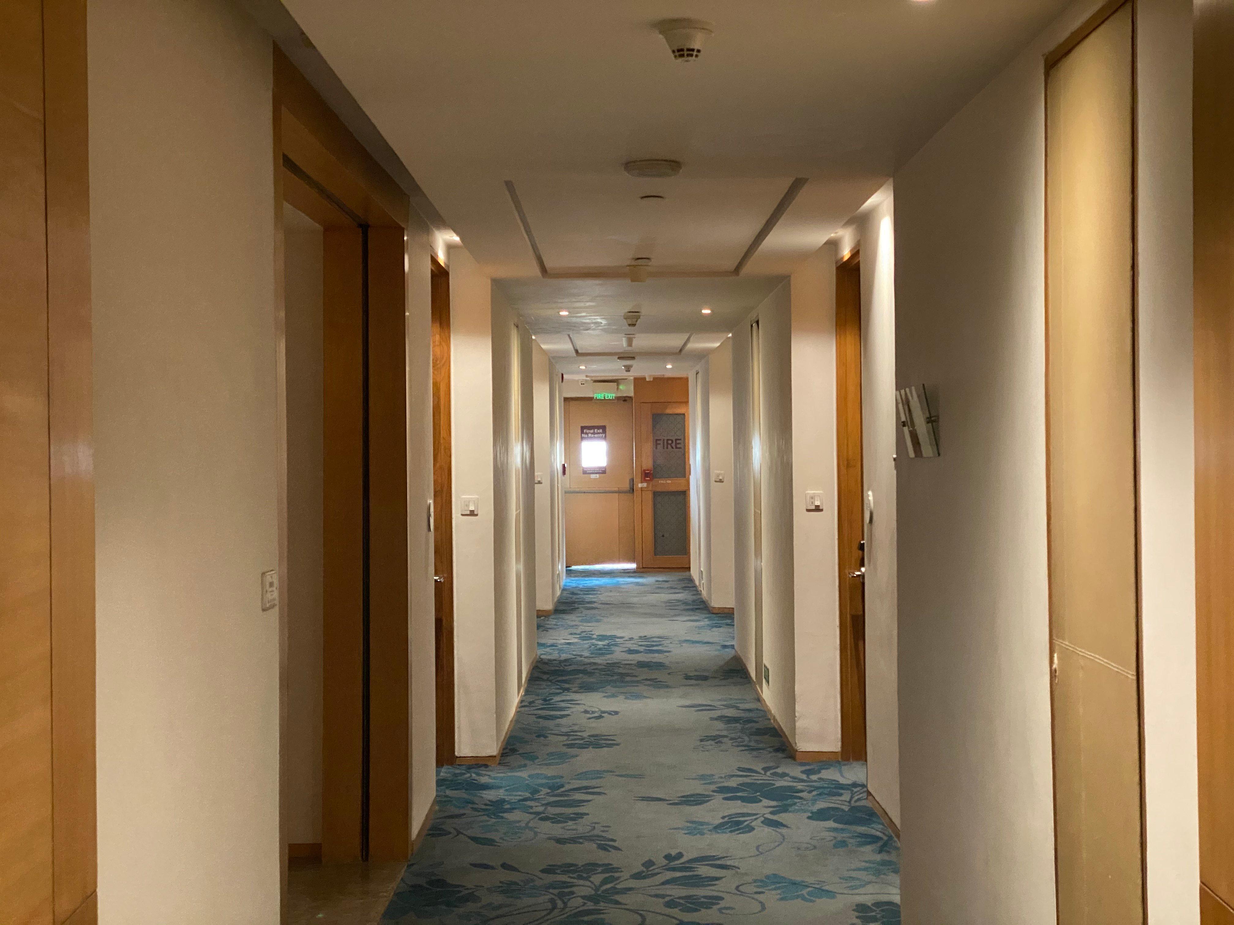 Holiday Inn New Delhi Mayur Vihar Noida By Ihg מראה חיצוני תמונה A corridor at the hotel