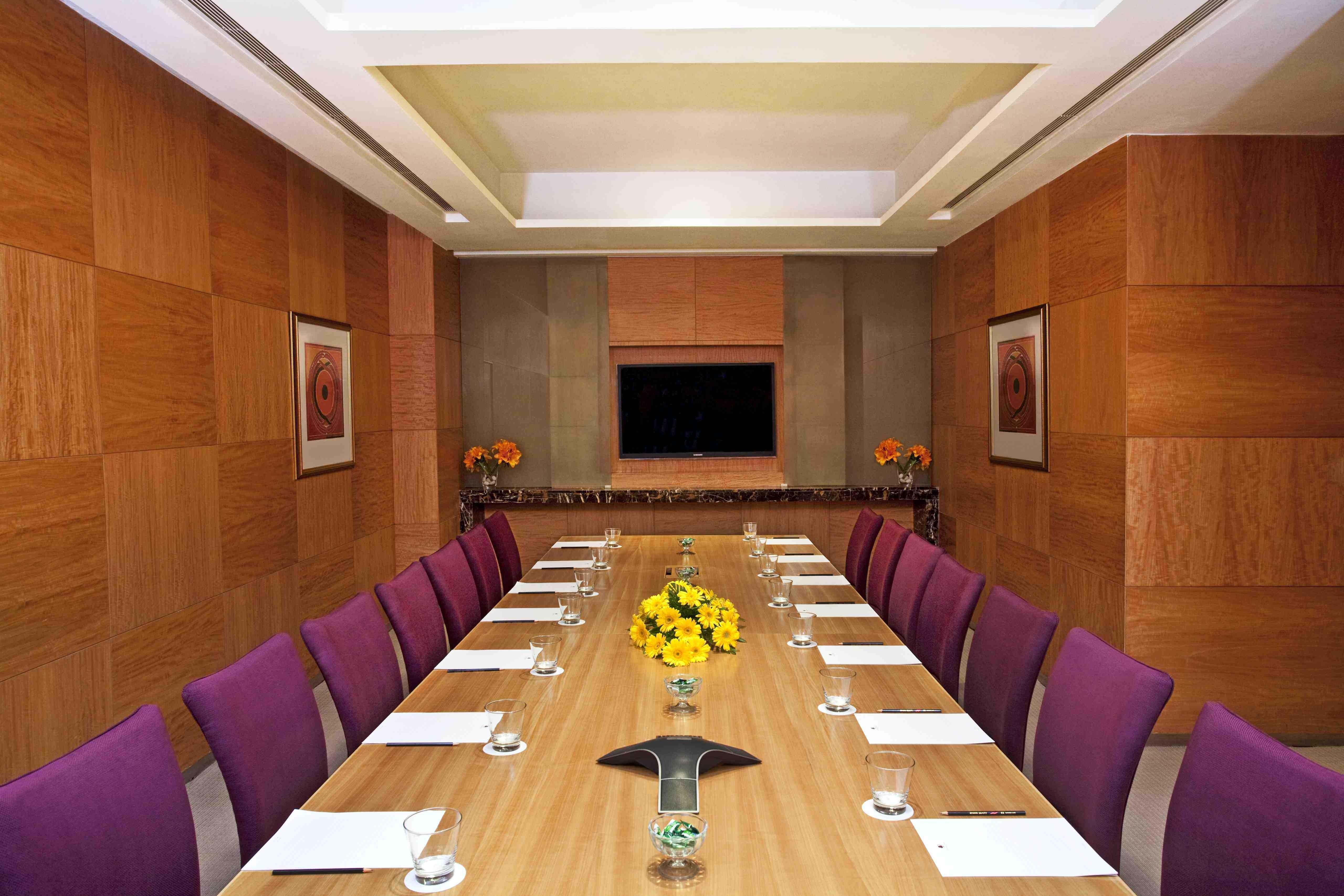 Holiday Inn New Delhi Mayur Vihar Noida By Ihg מראה חיצוני תמונה A boardroom at a hotel