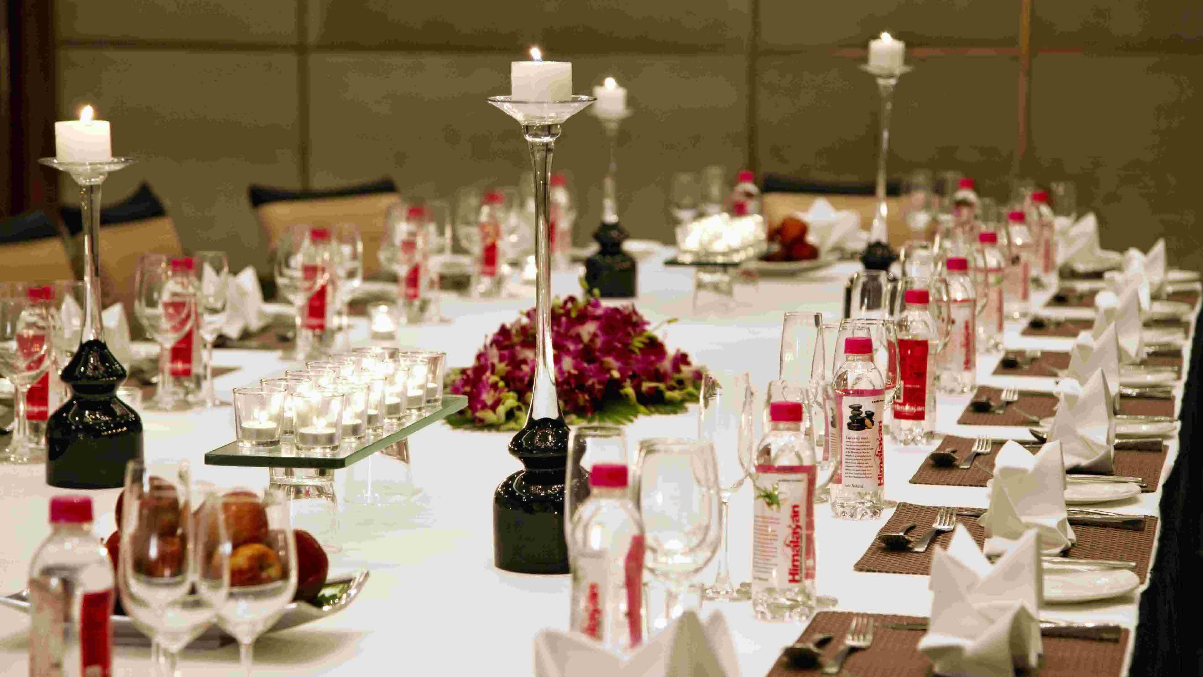 Holiday Inn New Delhi Mayur Vihar Noida By Ihg מראה חיצוני תמונה A table set for a formal dinner