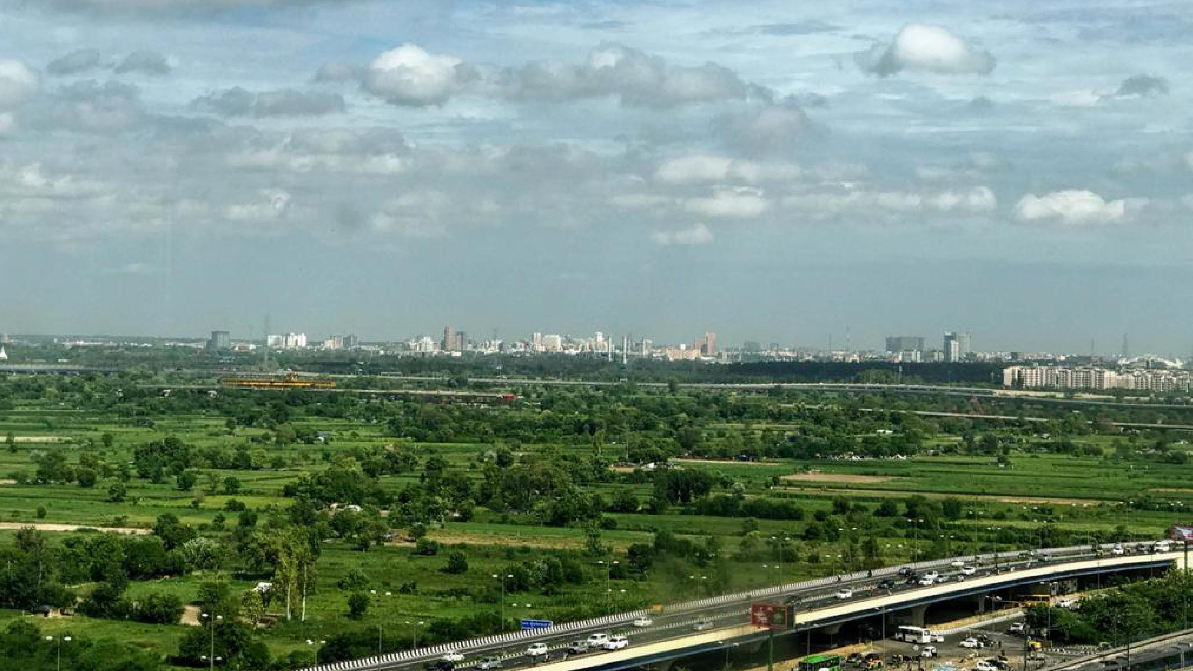 Holiday Inn New Delhi Mayur Vihar Noida By Ihg מראה חיצוני תמונה View of the city from the highway