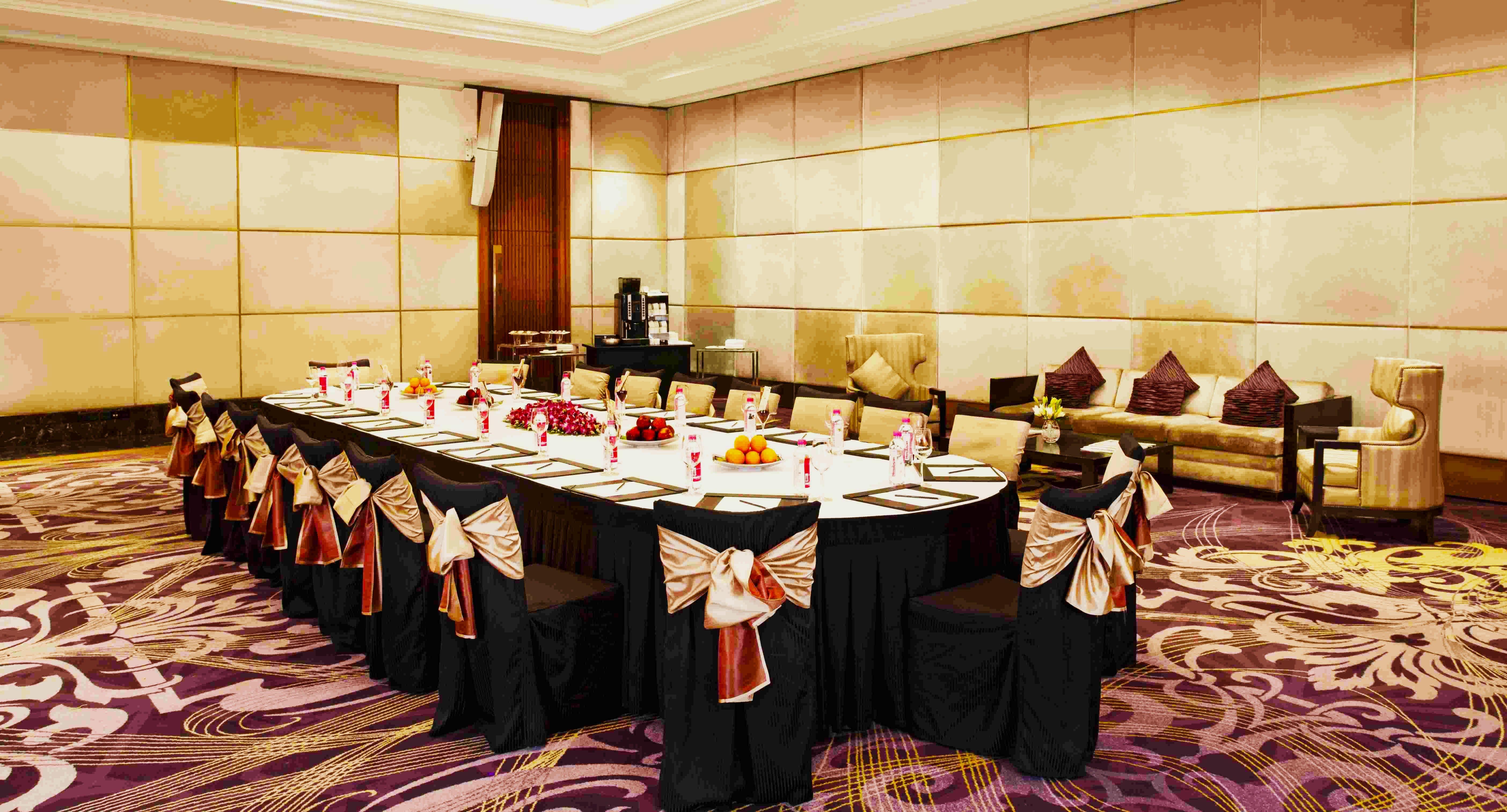 Holiday Inn New Delhi Mayur Vihar Noida By Ihg מראה חיצוני תמונה A table set for a banquet