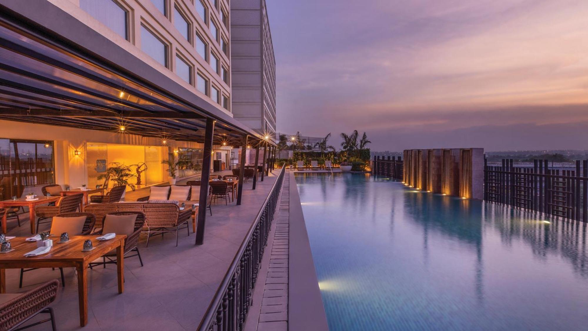 Holiday Inn New Delhi Mayur Vihar Noida By Ihg מראה חיצוני תמונה The swimming pool at the hotel