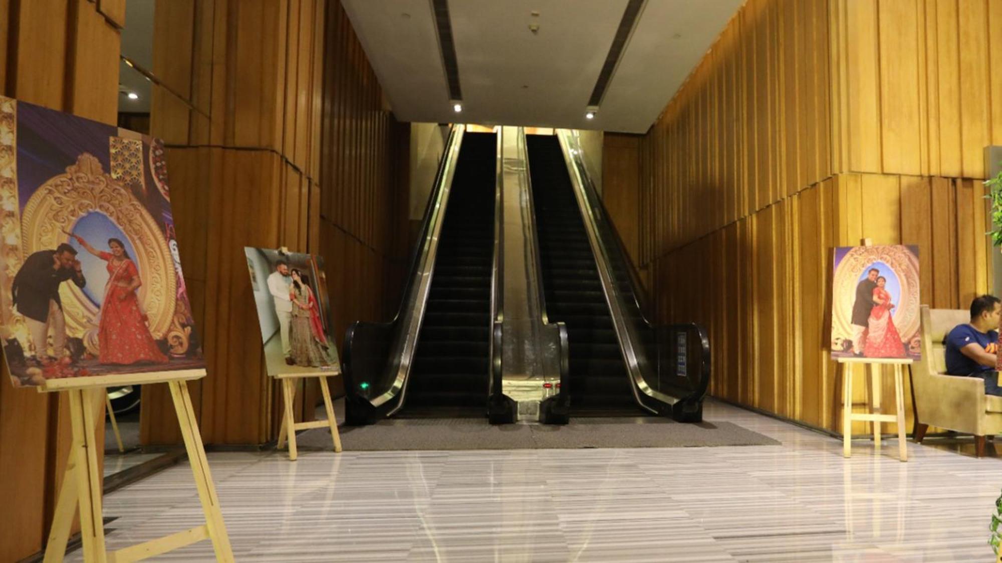 Holiday Inn New Delhi Mayur Vihar Noida By Ihg מראה חיצוני תמונה Escalators at the lobby