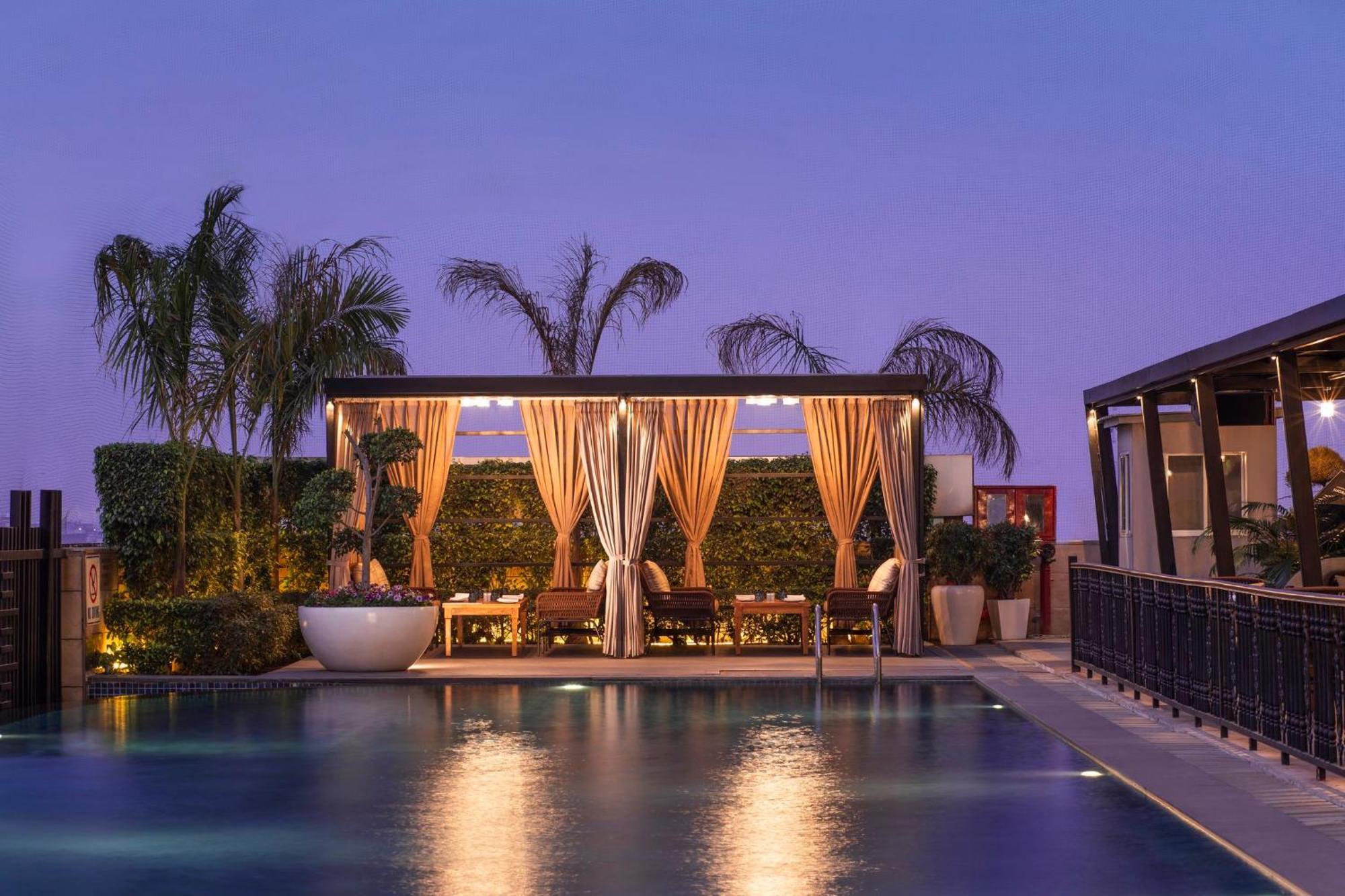 Holiday Inn New Delhi Mayur Vihar Noida By Ihg מראה חיצוני תמונה The pool at the rooftop bar